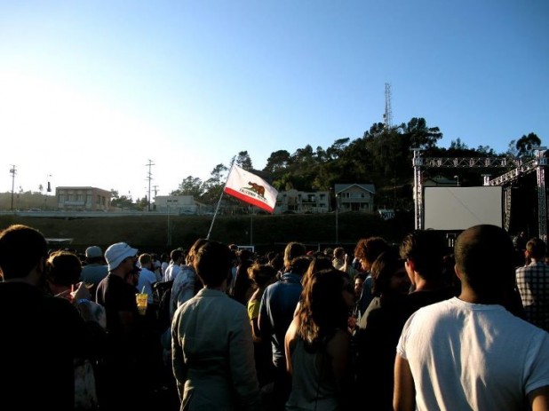 The crowd, during No Age.